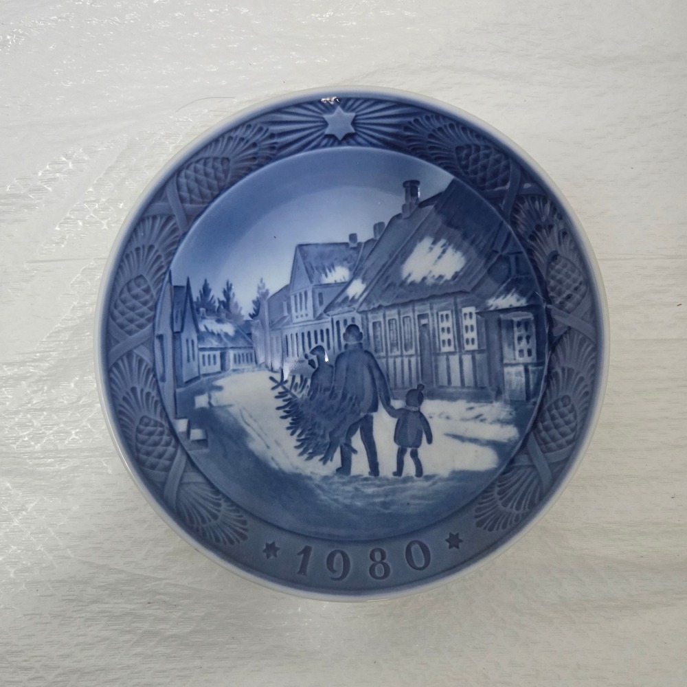 Royal Copenhagen 1980 Christmas Plate Bringing Home The Christmas Tree Blue